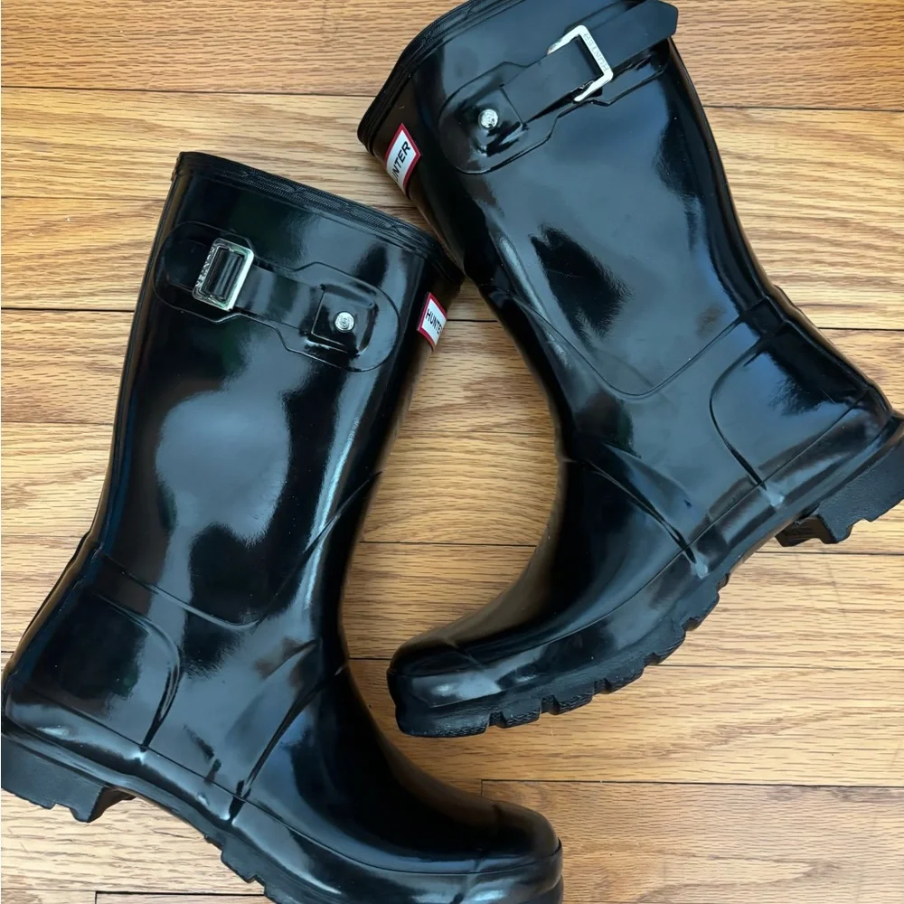 Hunter Women’s Glossy Black Short Size Boots~Size 8/F-7/M~W23700~EUC - Picture 2 of 16